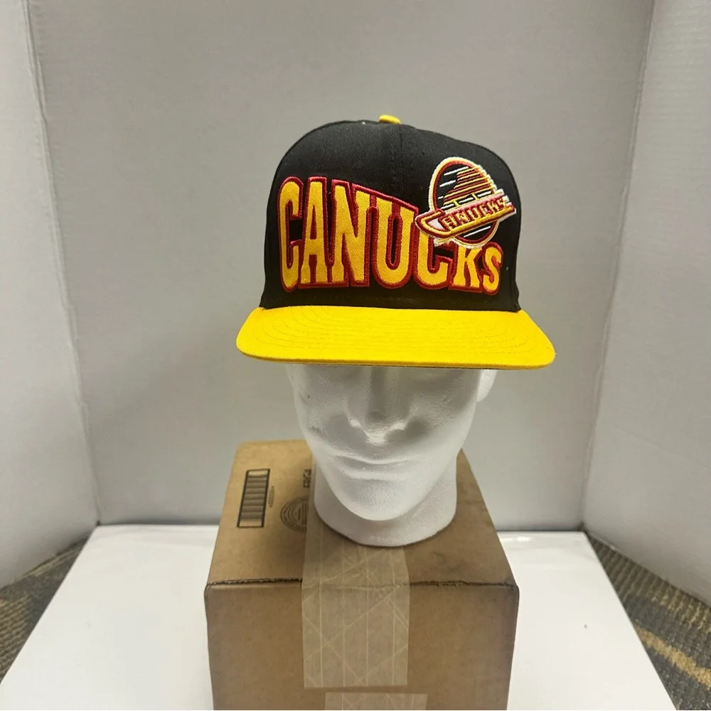New Era- Men’s Vancouver Canucks Snapback Hat - Black and Yellow
